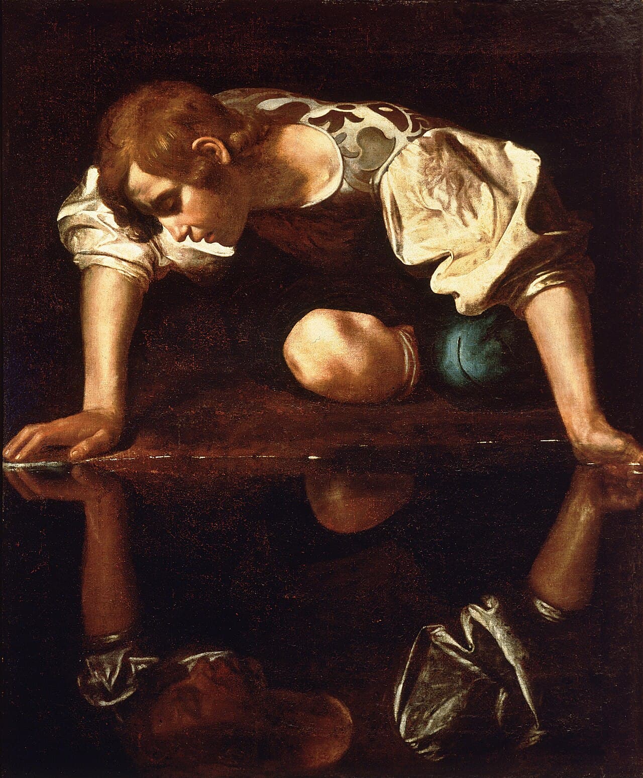 Caravaggio, Narcyz (ok. 1597-1599) - młodzieniec pochylony nad taflą wody i jego odbicie, tworzące ciemniejszą, odwróconą dolną połowę obrazu
