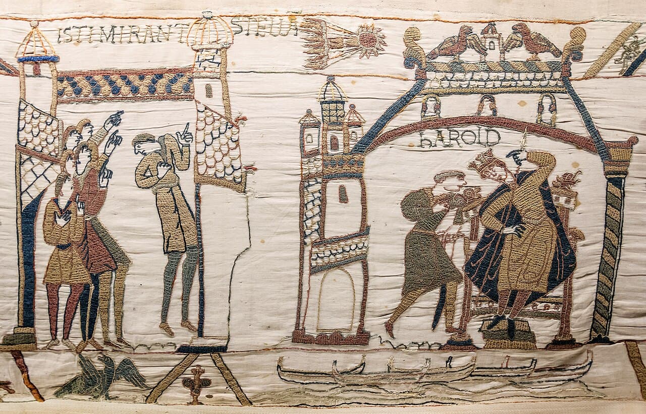Tkanina z Bayeux, XI w. - haftowany długi pas opowiadający historię scena po scenie, fragment z kometą i postaciami