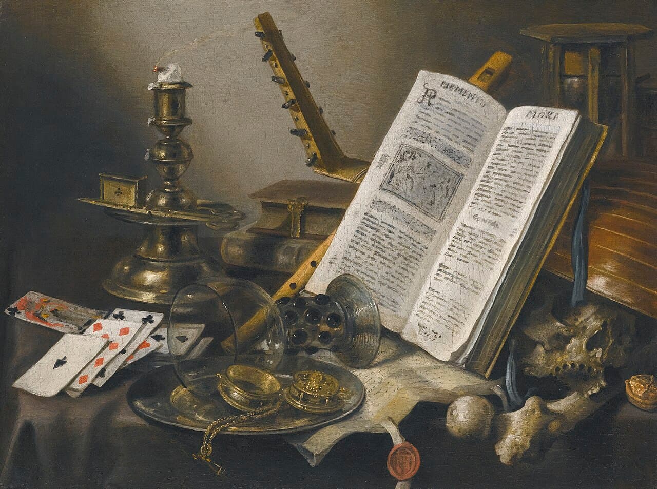 Pieter Claesz, Martwa natura vanitas - na stole czaszka, zgaszona świeca, przewrócony kielich, lutnia, zegarek, karty i otwarta księga z napisem memento mori