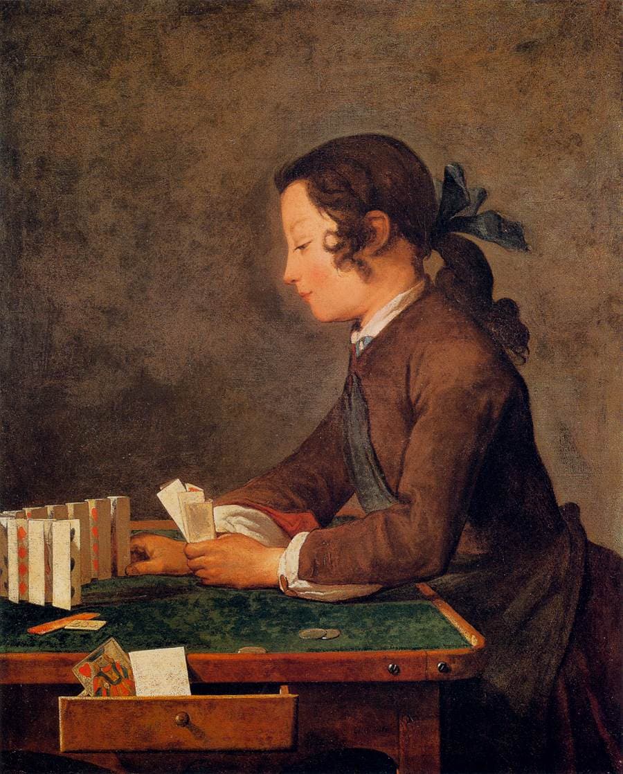 Jean Siméon Chardin, Domek z kart, około 1737, olej - chłopiec z włosami związanymi niebieską wstążką stoi pochylony nad stolikiem obitym zielonym suknem i ustawia z kart do gry rządek stojących ścianek, w otwartej szufladzie pod blatem leży reszta talii z wystającą kartą figuralną, na suknie leży kilka żetonów