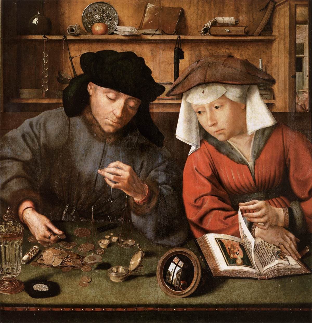 Quentin Massys, 1514, Luwr — ciasna izba, dwoje ludzi za stołem nakrytym zielonym suknem. Po lewej mężczyzna w czarnym futrzanym birecie trzyma w palcach ramię niewielkiej wagi, przed nim kopczyk drobnych monet, pierścienie i sakiewka pereł na czarnej chuście. Po prawej kobieta w czerwonej sukni i białym czepcu zatrzymała dłoń na karcie iluminowanego modlitewnika i patrzy w bok, na jego ręce. Na skraju stołu okrągłe wypukłe lusterko z odbiciem okna i czyjejś sylwetki, w głębi półka z księgami, szkatułą i szklanymi naczyniami.