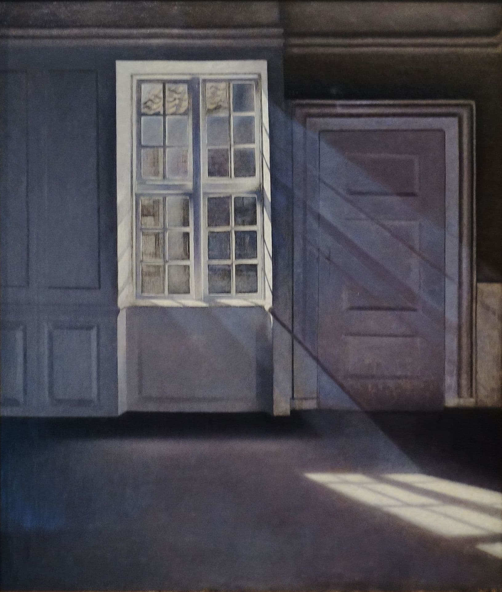 Vilhelm Hammershøi, Pyłki tańczące w promieniach słońca, 1900, Ordrupgaard - niewielki pokój bez mebli i bez ludzi, ściany kryte gładką boazerią w chłodnych szarościach. Po prawej głęboka wnęka okienna, przez którą wpada światło i kładzie na deskach podłogi jasny, wydłużony czworobok. W powietrzu nad nim wiszą drobiny kurzu. Po lewej zamknięte drzwi, poza tym w pokoju nie ma ani jednego przedmiotu.