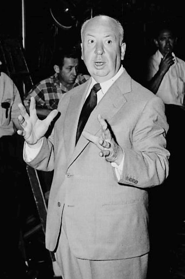 Alfred Hitchcock w studiu telewizyjnym, portret czarno-biały z 1955 roku