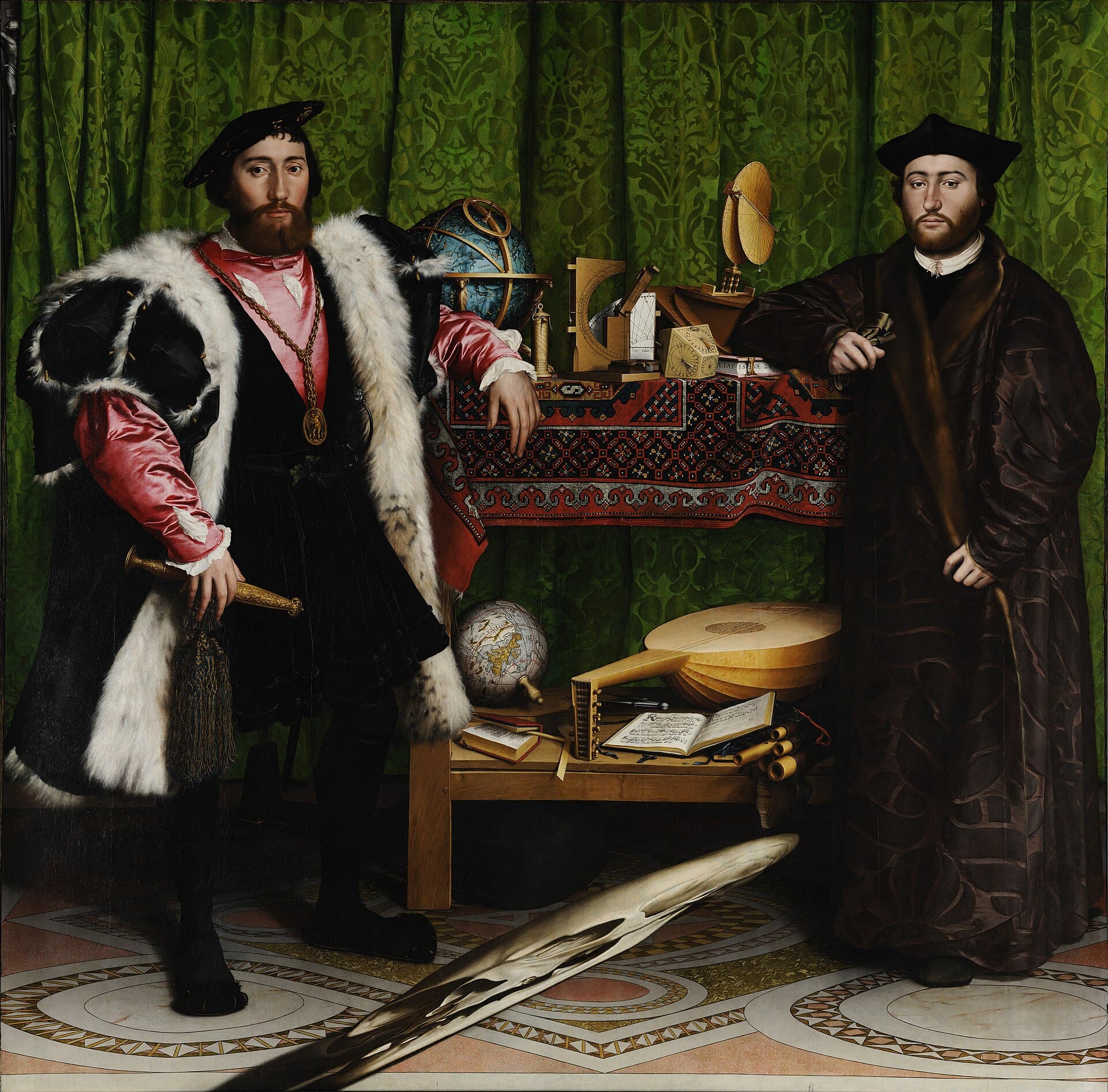 Hans Holbein młodszy, Ambasadorowie 1533, National Gallery w Londynie — dwaj mężczyźni w futrach i ciemnym aksamicie stoją po bokach dwupiętrowej etażerki zastawionej globusami, zegarami słonecznymi, otwartymi księgami i lutnią; podłoga wyłożona jest kolorową mozaiką, a nisko przez cały kadr biegnie ukośnie rozciągnięty szarawy kształt, czyli anamorficzny wizerunek ludzkiej czaszki, czytelny dopiero przy patrzeniu z brzegu obrazu