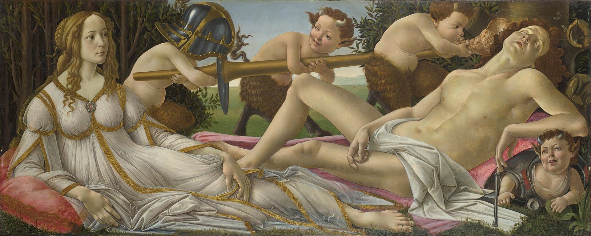 Sandro Botticelli, Wenus i Mars, ok. 1485, National Gallery w Londynie — wąski poziomy panel: po lewej ubrana kobieta w białej sukni leży wsparta na łokciu z otwartymi oczami, po prawej młody mężczyzna obnażony do pasa śpi z odchyloną głową, między nimi kilkoro dziecięcych satyrów niesie jego hełm i włócznię, a jeden dmie w muszlę tuż przy jego uchu