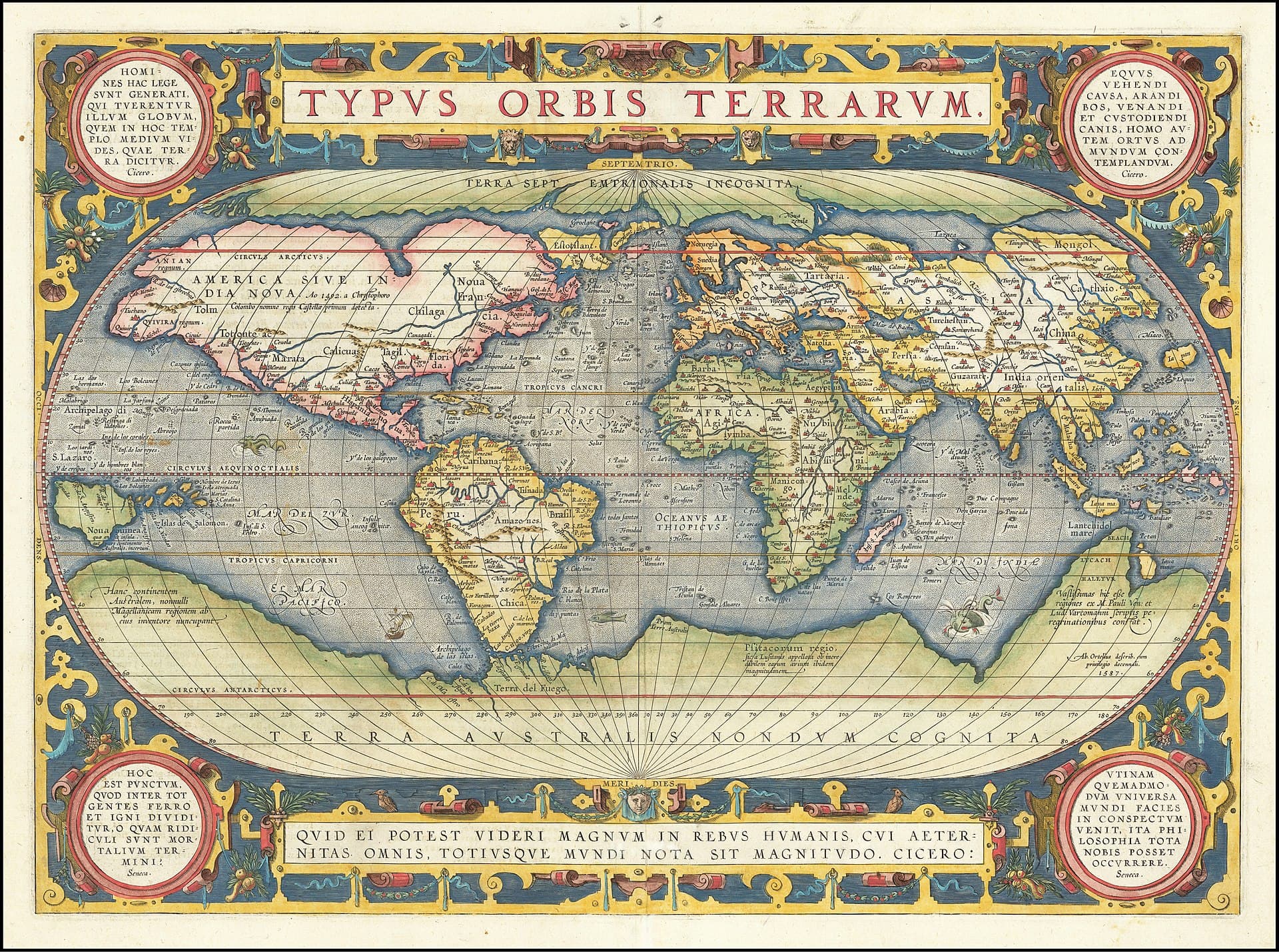 Abraham Ortelius, Typus Orbis Terrarum, 1570 — ręcznie kolorowany miedzioryt: kontynenty w bladym różu, żółci i zieleni, poprzecinane siatką południków i równoleżników, z żaglowcami i potworem morskim rozsianymi po oceanach. Całość obiega granatowo-złota bordiura ze zwojami, z czerwonym tytułem na banderoli u góry i czterema okrągłymi medalionami łacińskich sentencji w narożnikach.