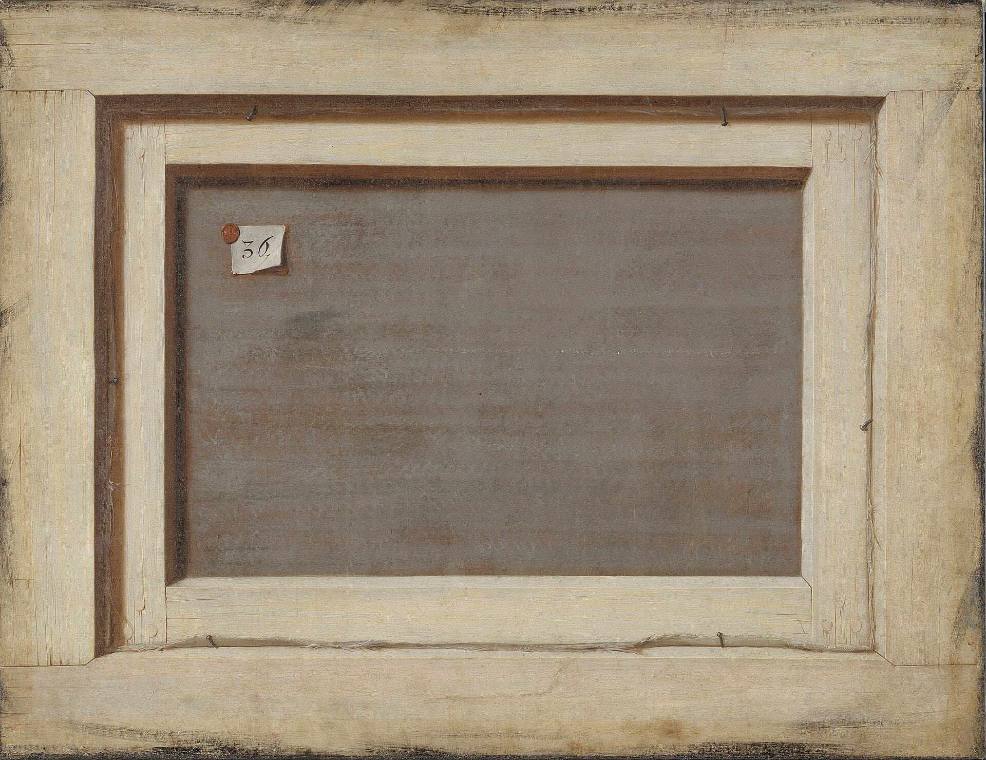 Cornelis Norbertus Gijsbrechts, Odwrocie oprawionego obrazu (ok. 1670) — całe płótno przedstawia tył innego obrazu: pośrodku szarobrunatna, niezamalowana tkanina, a wokół niej jasne, surowe listwy z widocznymi gwoździami i wystającymi nitkami płótna. W lewym górnym rogu tkaniny tkwi mała biała karteczka z odręczną liczbą 36, przytwierdzona czerwoną lakową pieczęcią.