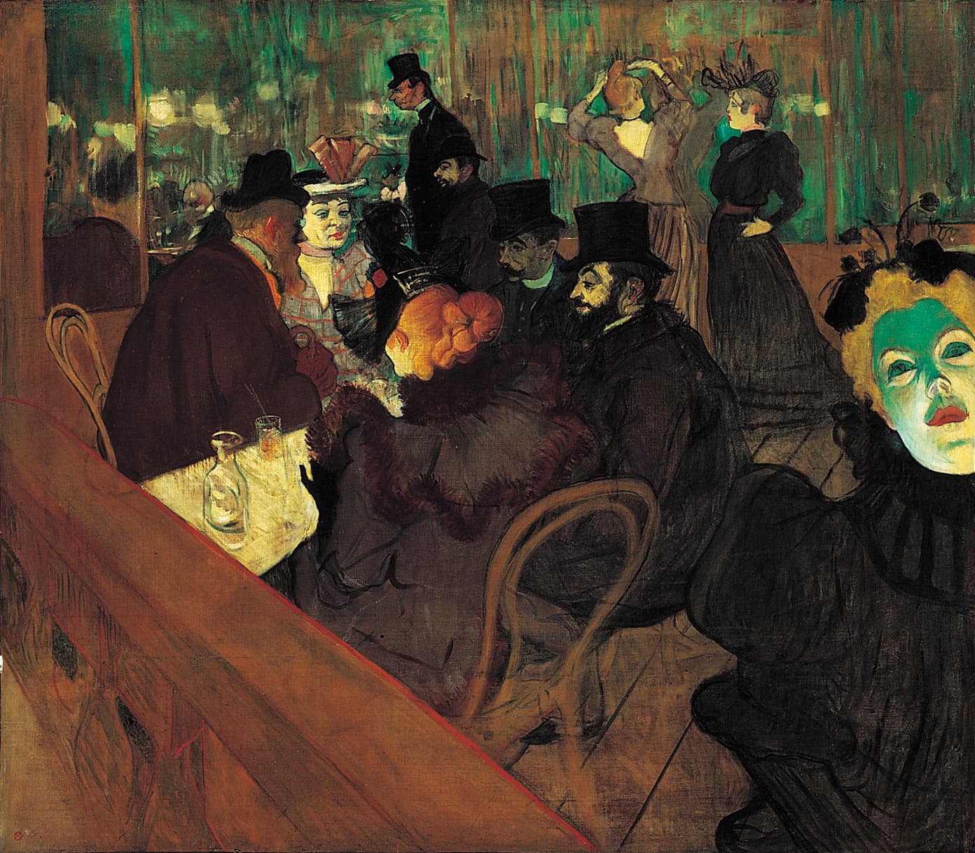 Henri de Toulouse-Lautrec, W Moulin Rouge, 1895, olej — wokół stolika w paryskim lokalu siedzi ciasno pięcioro gości: mężczyźni w cylindrach i ciemnych surdutach, kobieta w jasnym kapeluszu i druga, o rudych włosach spiętrzonych nad futrzanym kołnierzem. W głębi, na tle zielonej ściany, bardzo wysoki mężczyzna w cylindrze idzie obok niskiego brodacza w meloniku, a dalej w prawo kobieta z uniesionymi rękami poprawia włosy, obok niej druga stoi w czarnej sukni