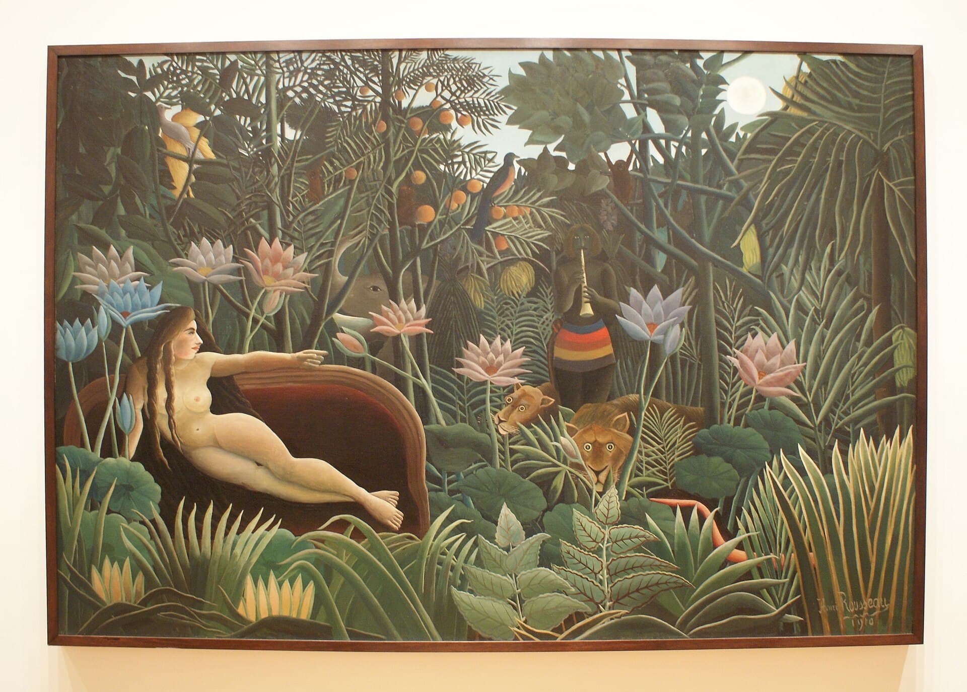 Henri Rousseau, Sen 1910, Museum of Modern Art - pośrodku gęstej, księżycowej dżungli pełnej liści, kwiatów lotosu, lwów, węża i egzotycznych ptaków stoi pluszowa kanapa, na której spoczywa naga kobieta z wyciągniętą ręką, a w cieniu po lewej ciemna postać gra na flecie; niemożliwe zestawienie salonu i tropików namalowane ze spokojem, bez śladu zdziwienia