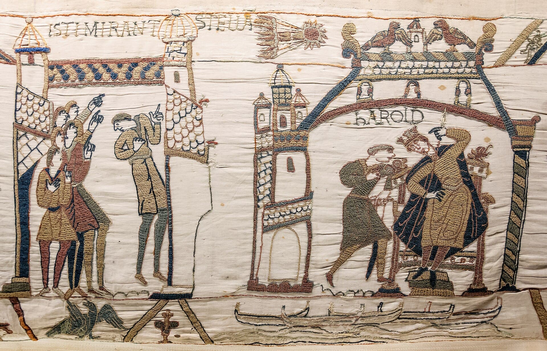 Tkanina z Bayeux, XI w. - haftowany długi pas opowiadający historię scena po scenie, fragment z kometą i postaciami