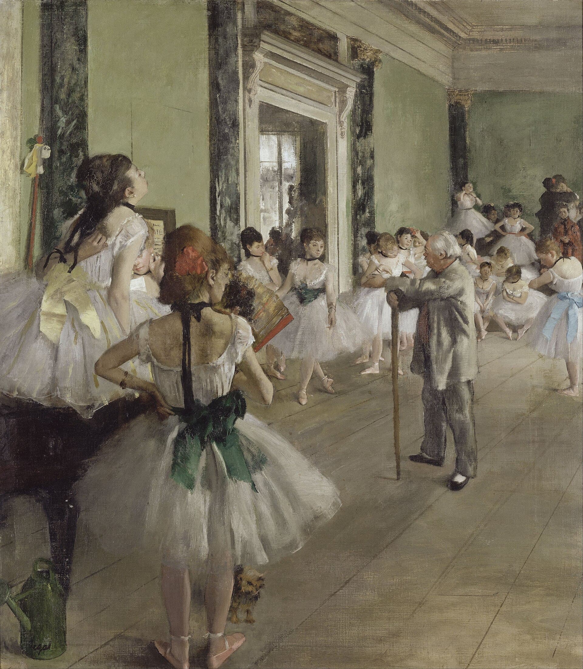 Edgar Degas, Klasa baletowa (La Classe de danse) 1871-1874, Musée d'Orsay — w jasnej sali baletowej kilkanaście tancerek w białych tiulowych spódnicach czeka i poprawia stroje, po prawej stronie siwy mężczyzna w jasnym ubraniu opiera się obiema rękami na długiej lasce; na pierwszym planie tancerka odwrócona plecami z zieloną kokardą, obok niej mały piesek, w lewym dolnym rogu zielona konewka