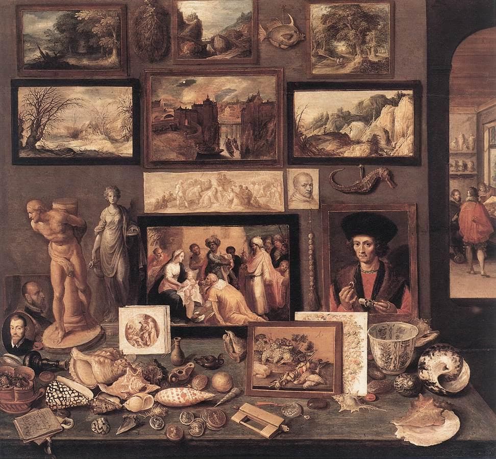 Frans Francken młodszy, Komnata sztuki i osobliwości, XVII w., olej na desce — cała ściana obwieszona obrazami w ramach: pejzaże, zimowy widok, płonące miasto, portret mężczyzny z klejnotem w palcach, a między nimi przypięty do ściany zasuszony konik morski. Na stole pod ścianą leżą dziesiątki muszli, medale i chińska misa, a przez łukowate przejście po prawej widać sąsiednią salę, gdzie kilka osób ogląda naczynia na półkach