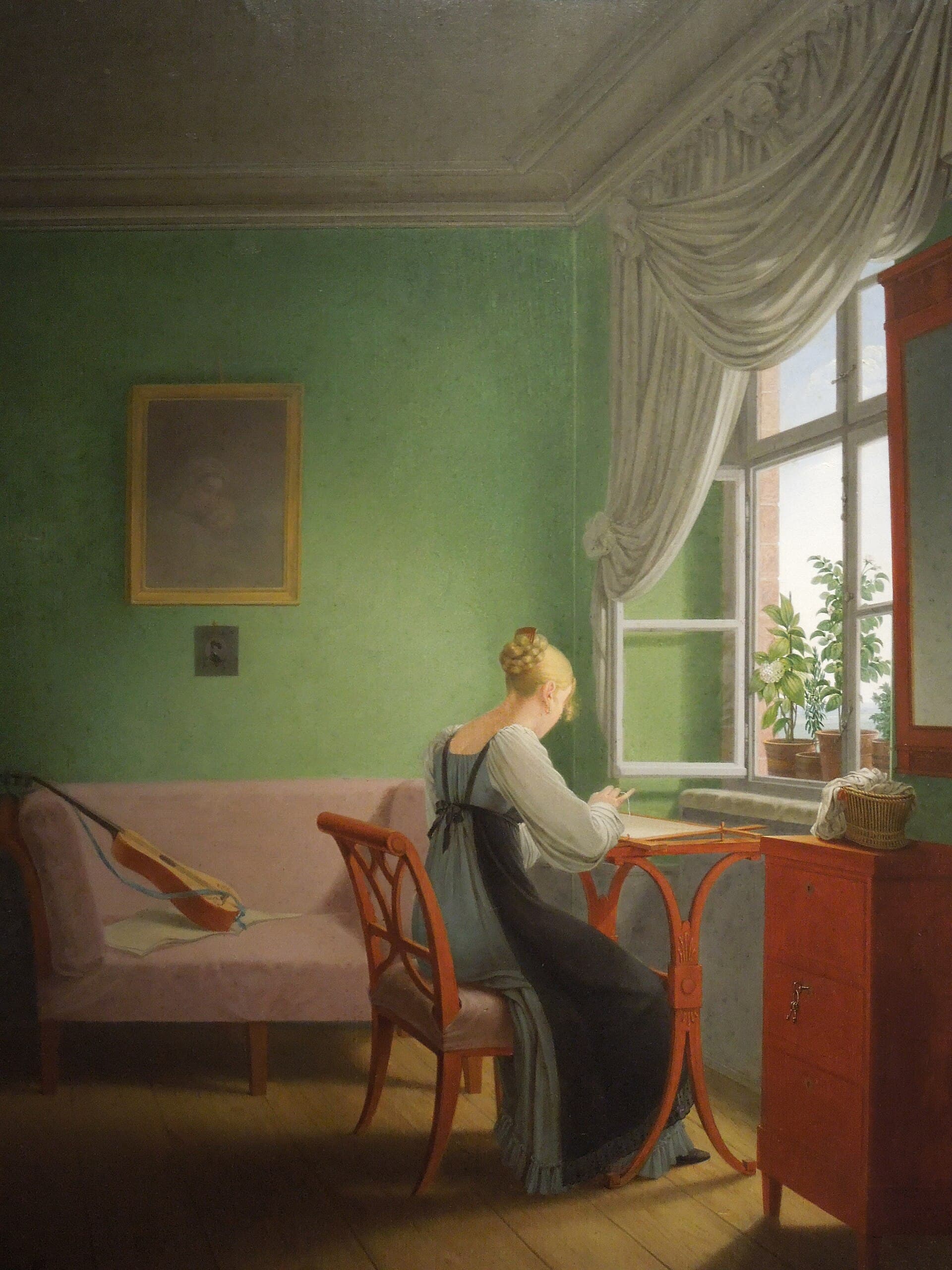 Georg Friedrich Kersting, Hafciarka przy oknie, 1817 — pokój o jasnozielonych ścianach i podłodze z bielonych desek, z obrazem w złotej ramie i małą ciemną miniaturą na ścianie. Blondynka z włosami upiętymi w kok, w białej bluzce i czarnym fartuchu, siedzi tyłem na rudym krześle; z lewej stoi bladoróżowa sofa ze skrzypcami i smyczkiem na błękitnej wstążce, z prawej rudobrązowa komoda z kluczem w zamku i wiklinowym koszykiem.