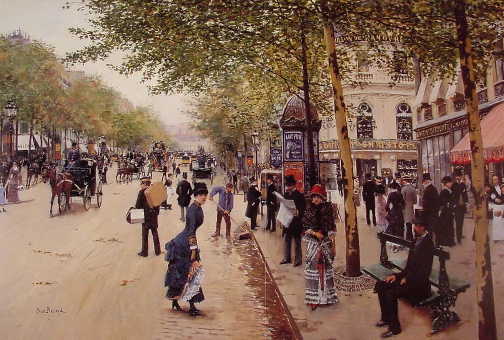 Jean Béraud, Boulevard des Capucines, lata 80. XIX wieku, olej - paryski bulwar pod platanami w szary dzień: kobieta w niebieskiej sukni schodzi z chodnika, zamiatacz pcha wodę rynsztokiem, mężczyzna w cylindrze czyta rozłożoną gazetę przy słupie z afiszami, inny siedzi sam na zielonej ławce, w głębi dorożki i konie