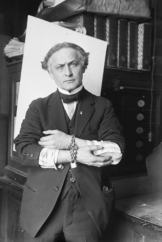 Harry Houdini w kajdankach, 1918 — magik, który zbudował karierę na zmyłki
