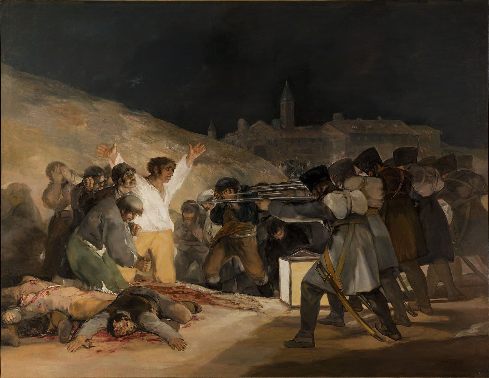 Francisco Goya, Rozstrzelanie powstańców madryckich (Trzeci maja 1808), 1814 — noc, w tle ciemna bryła miasta pod czarnym niebem. Po prawej szereg żołnierzy stoi tyłem do patrzącego, w jednakowych kapeluszach i plecakach, z lufami wycelowanymi w bok. Po lewej stłoczona grupa cywilów, jedni zasłaniają twarze dłońmi, inni patrzą wprost na lufy. Pośrodku klęczy człowiek w jasnej koszuli z rozpostartymi rękami, oświetlony wielką latarnią stojącą na ziemi między nim a żołnierzami. Na dole płótna leżą już ciała.