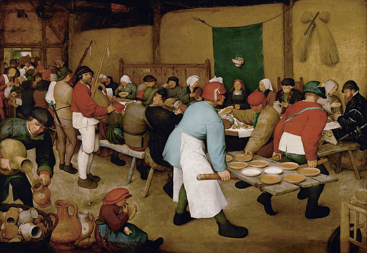 Pieter Bruegel Starszy, Wesele chłopskie 1567, Kunsthistorisches Museum Wiedeń — wnętrze stodoły ze ścianą ze snopów zboża, przy długim stole tłoczą się goście, panna młoda w ciemnej sukni siedzi ze splecionymi dłońmi przed zawieszoną zieloną tkaniną, dwaj mężczyźni niosą przez izbę drzwi zdjęte z futryny i zastawione rzędem misek, na podłodze z przodu siedzi dziecko w za dużej czerwonej czapce z miską w ręku, w lewym rogu kosz glinianych dzbanów