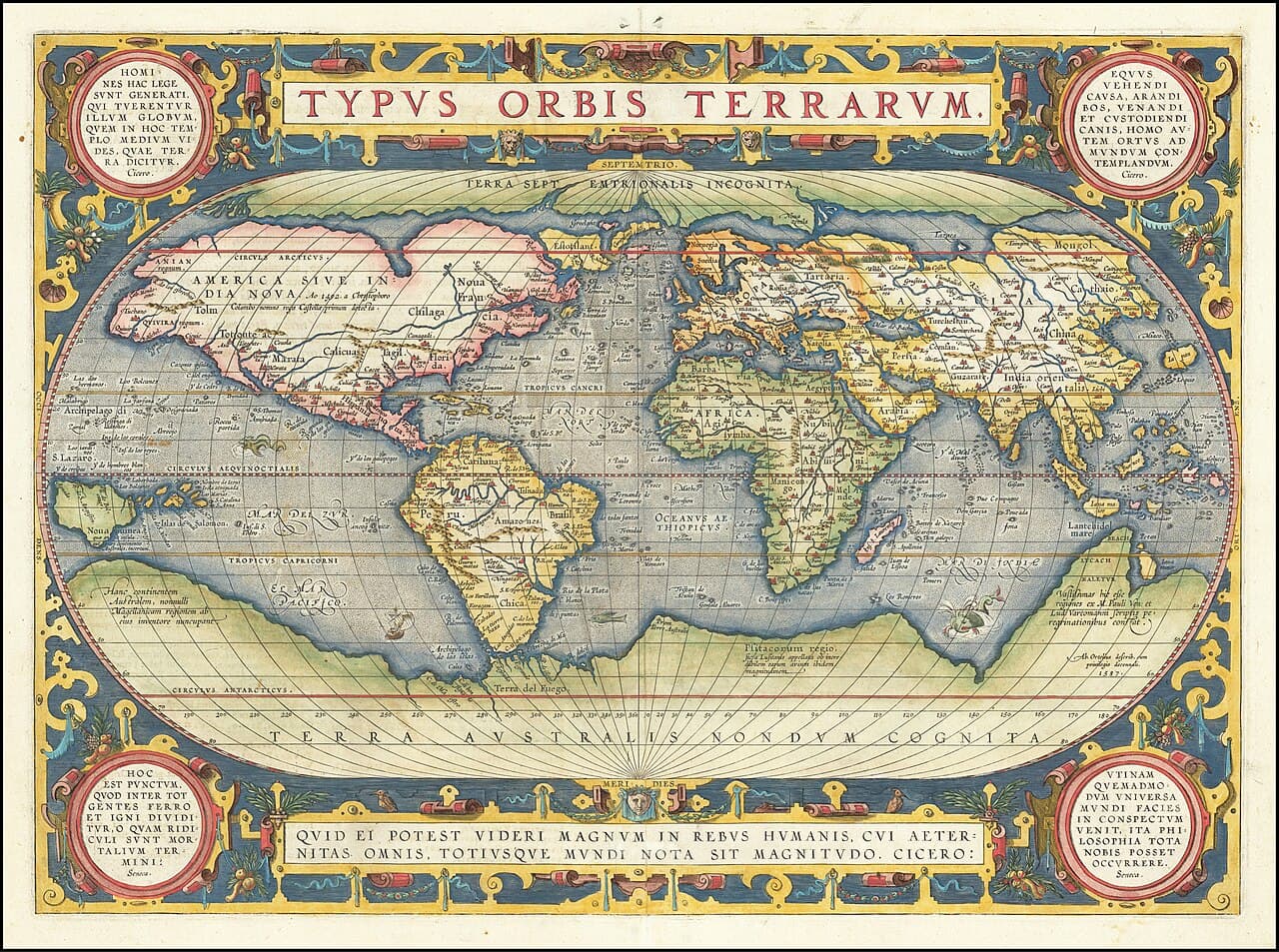 Abraham Ortelius, Typus Orbis Terrarum, 1570 — ręcznie kolorowany miedzioryt: kontynenty w bladym różu, żółci i zieleni, poprzecinane siatką południków i równoleżników, z żaglowcami i potworem morskim rozsianymi po oceanach. Całość obiega granatowo-złota bordiura ze zwojami, z czerwonym tytułem na banderoli u góry i czterema okrągłymi medalionami łacińskich sentencji w narożnikach.