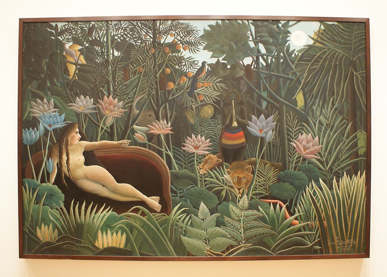 Henri Rousseau, Sen 1910, Museum of Modern Art - pośrodku gęstej, księżycowej dżungli pełnej liści, kwiatów lotosu, lwów, węża i egzotycznych ptaków stoi pluszowa kanapa, na której spoczywa naga kobieta z wyciągniętą ręką, a w cieniu po lewej ciemna postać gra na flecie; niemożliwe zestawienie salonu i tropików namalowane ze spokojem, bez śladu zdziwienia