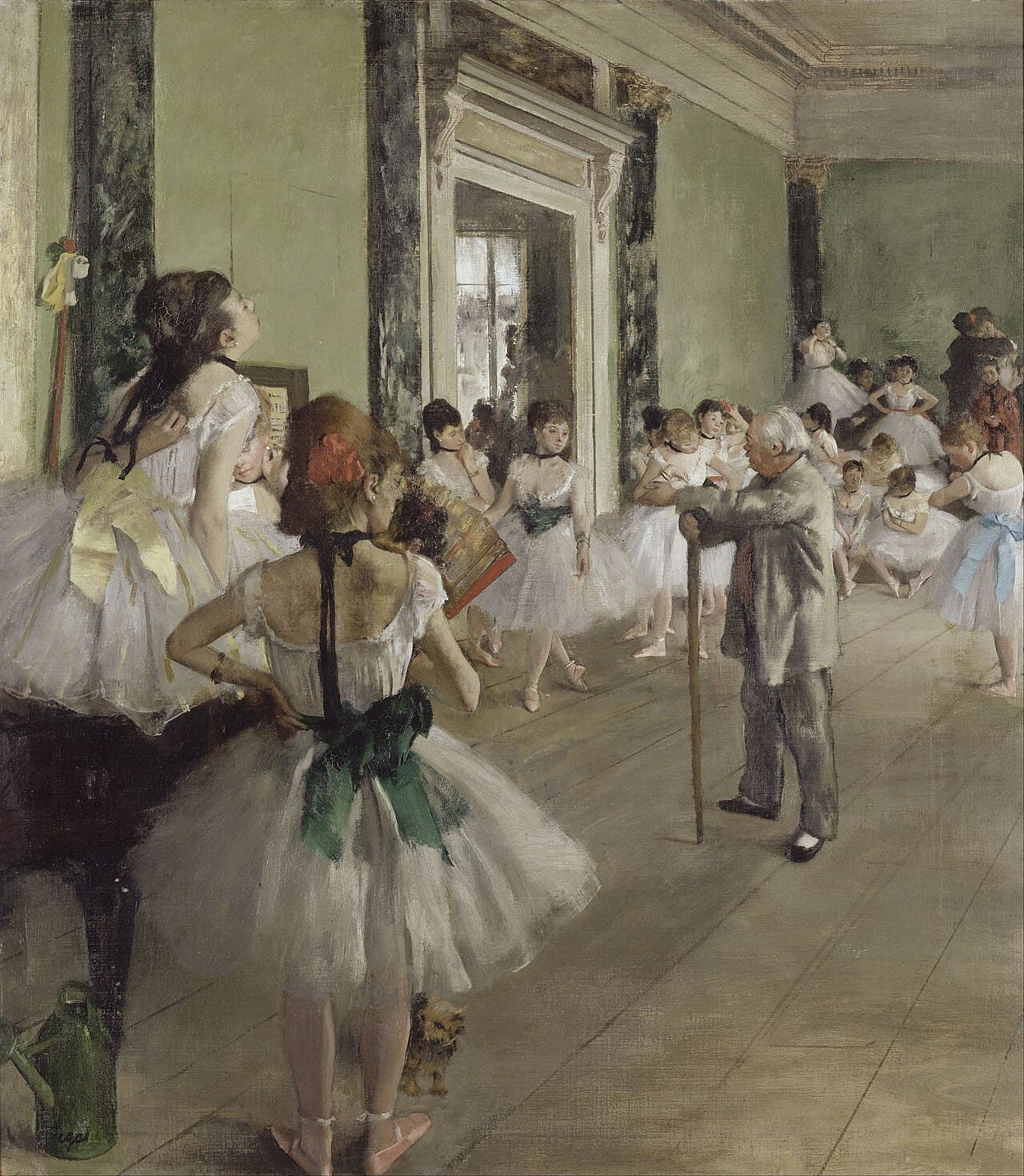 Edgar Degas, Klasa baletowa (La Classe de danse) 1871-1874, Musée d'Orsay — w jasnej sali baletowej kilkanaście tancerek w białych tiulowych spódnicach czeka i poprawia stroje, po prawej stronie siwy mężczyzna w jasnym ubraniu opiera się obiema rękami na długiej lasce; na pierwszym planie tancerka odwrócona plecami z zieloną kokardą, obok niej mały piesek, w lewym dolnym rogu zielona konewka