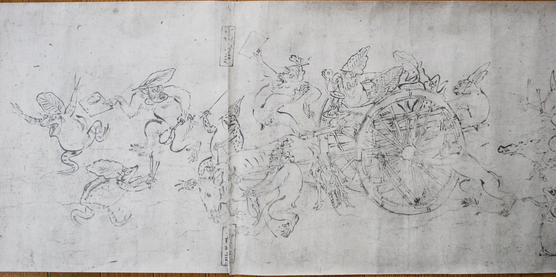 Chōjū-giga, scena z trzeciego zwoju, tusz na papierze, XIII w., klasztor Kōzan-ji w Kioto — antropomorficzne zwierzęta w sekwencji płynącej wzdłuż rozwijanego zwoju; opowieść prowadzona scena po scenie, bez ramek i słów